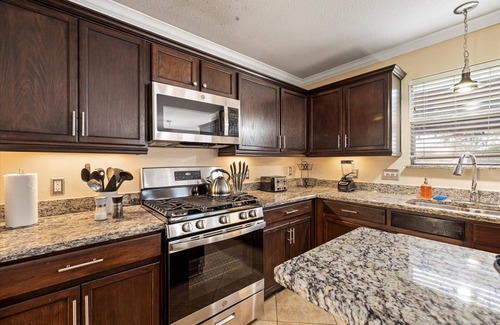 Houston House | Hot Tub HTown Getaway | Yard BBQ Air Hockey WiFi