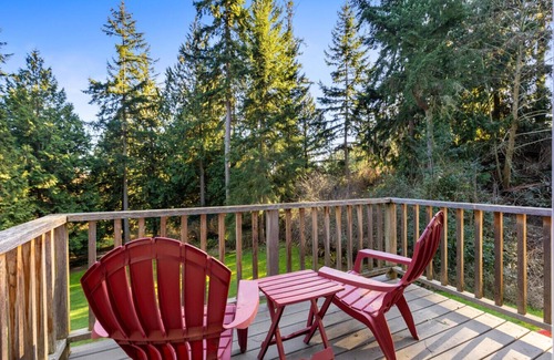 Clinton Apartment | Hot Tub I Peleton I King Bed I Whidbey Island