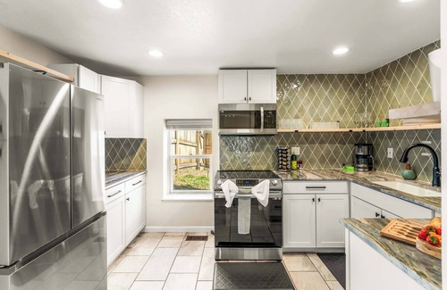 Cascade House | Hot Tub - King Suite - Mountains - Private Yard