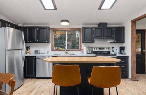 Ashford Cabin | Hot Tub, King Bed, EV Charger 5 MI to Mt Rainier