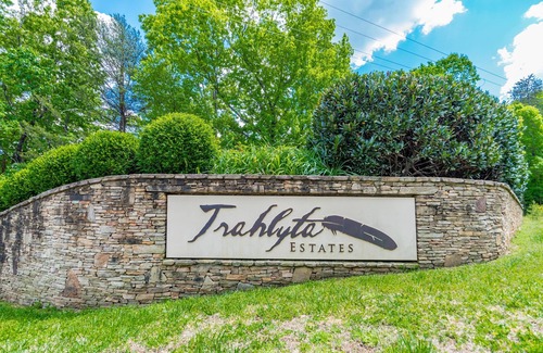 Dahlonega Apartment | ♨️Hot Tub🛏️King Bed🔥Fireplace 🍷Wineries🌲Oasis🥾Hike🌎Comfy🔥Fire Pit⛲Pond 🆒