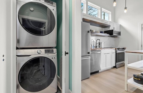 McFerrin Park House | Hot Tub, King Bed, only 5 minutes to downtown!