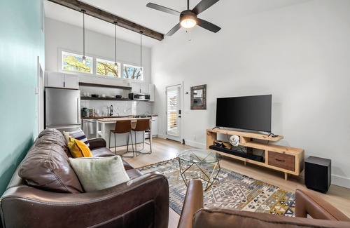 McFerrin Park House | Hot Tub, King Bed, only 5 minutes to downtown!
