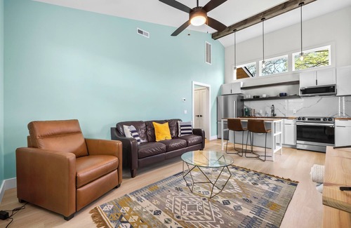 McFerrin Park House | Hot Tub, King Bed, only 5 minutes to downtown!