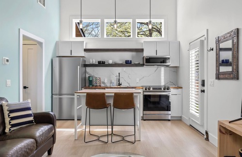 McFerrin Park House | Hot Tub, King Bed, only 5 minutes to downtown!