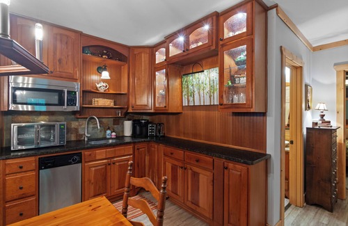 Dahlonega Apartment | ♨️Hot Tub🛏️King Bed🍷Wineries🌳Oasis🥾Hike🌎Comfy🔥Fire Pit⛲Pond 📺HDTV🍔Grill