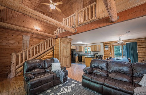 Apple River Cabin | Hot Tub! King Beds! Fire Pit! Game Room! 4bd/3ba Log Cabin!