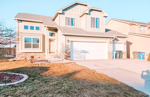Fountain House | Hot Tub, King Beds, Pet Friendly Close to I25