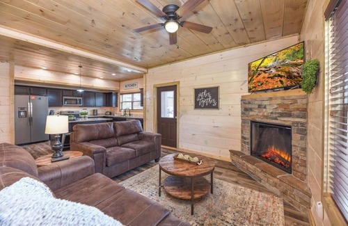 Pigeon Forge Cabin | Hot Tub | King Beds | Dollywood | Nerf Wars | Community Pool