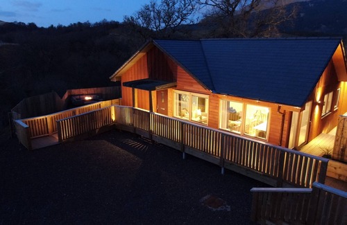 Taynuilt House | Hot tub lodge with stunning view