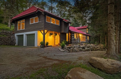 Champion Cabin | Hot Tub - Lux Laurel Highlands- The Mountain House