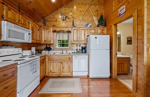 Wears Valley Cabin | Hot Tub - Minutes to National Park - Mountain Views!