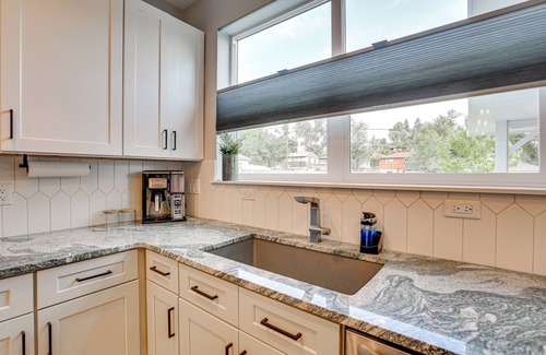 Golden House | Hot Tub & Mtn-View Rooftop Deck: Golden Home