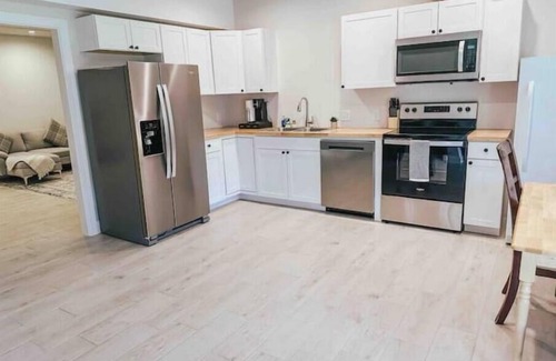 Fleming House | Hot Tub + Mtn Views 6BR 3BA ~15 Min to PSU