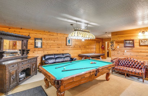 Tahoe Village Cabin | Hot Tub & Mtn Views: Grand Mountain Chalet