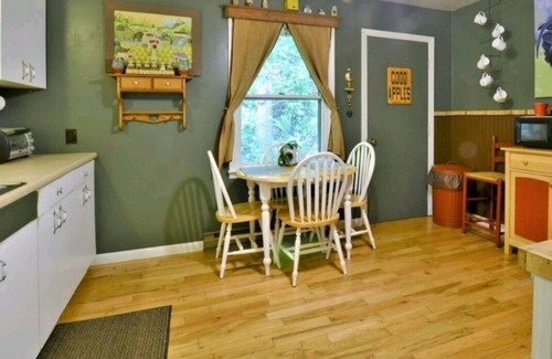 Bryson City Cottage | Hot Tub, Nature Lover's Digital Disconnect! 10mins to NOC & Tsali (dog friendly)