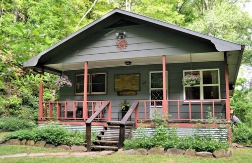 Bryson City Cottage | Hot Tub, Nature Lover's Digital Disconnect! 10mins to NOC & Tsali (dog friendly)