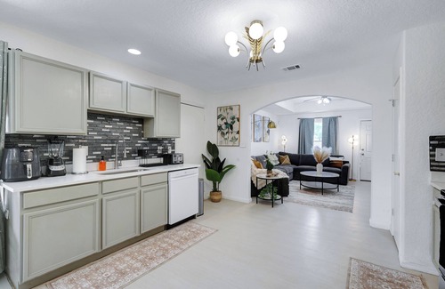 San Antonio House | Hot Tub Near Missions Park + DT | Yard BBQ Games