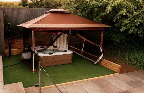 Mumbles House | Hot Tub Oasis by the Sea & Woods