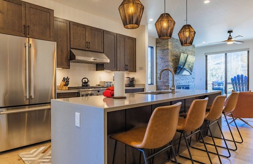 Willow Grove House | Hot Tub on Rooftop Deck - Mountain/River Views - Gym - EV Charger - 3 Kings