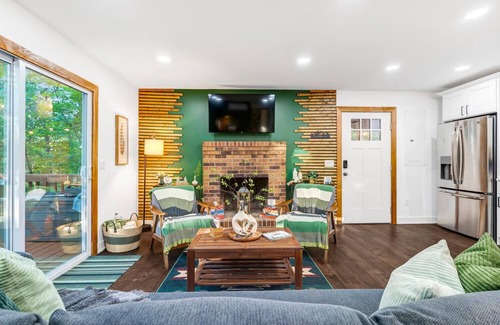 New Market Cabin | Hot tub Pet Friendly EV charger Firepit Secluded