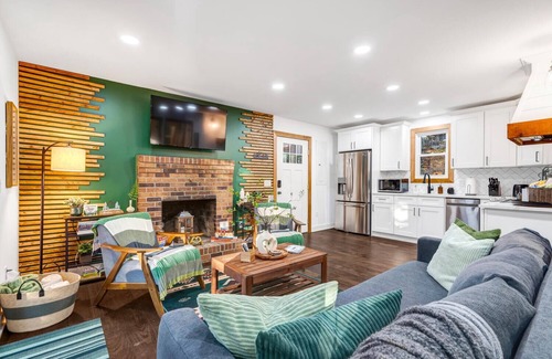 New Market Cabin | Hot tub Pet Friendly EV charger Firepit Secluded