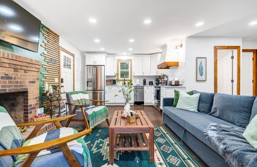 New Market Cabin | Hot tub Pet Friendly EV charger Firepit Secluded