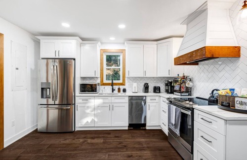 New Market Cabin | Hot tub Pet Friendly EV charger Firepit Secluded