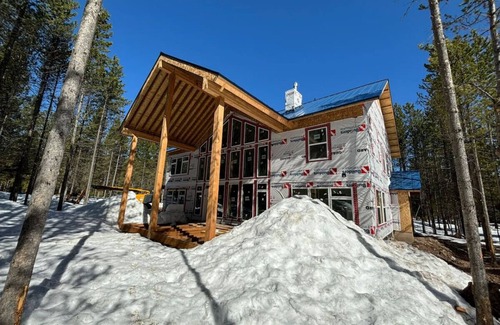 Island Park Cabin | Hot tub! Pickleball Court! Theater Room!