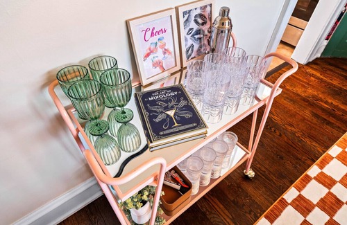 South Hills Apartment | Hot Tub|Ping Pong|Sleeps 9|Retro Fun