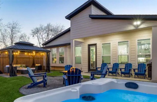 West Dallas House | Hot Tub/Pool/Arcade/Fire pit/ 10 min DT Dallas