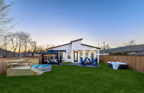 West Dallas House | Hot Tub/Pool/Arcade/Fire pit/ 10 min DT Dallas