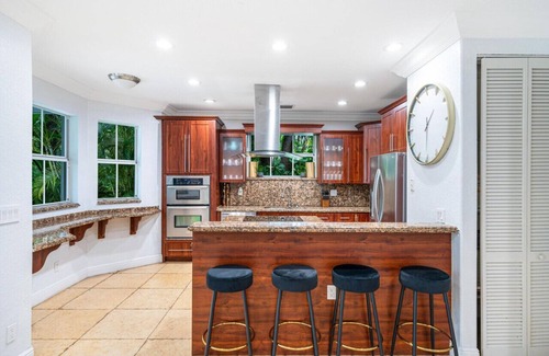 Miami Shores Villa | Hot tub, Pool, Lush Backyard, Outdoor Dining w/BBQ Versace Villa in Miami Shores
