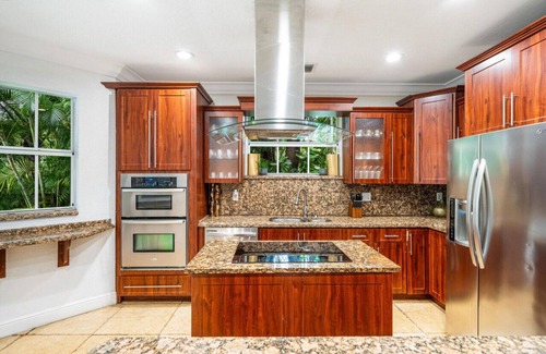 Miami Shores Villa | Hot tub, Pool, Lush Backyard, Outdoor Dining w/BBQ Versace Villa in Miami Shores