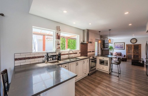 Okanagan-Similkameen House | Hot Tub, POOL, near KVR, downtown and lake ,spacious house