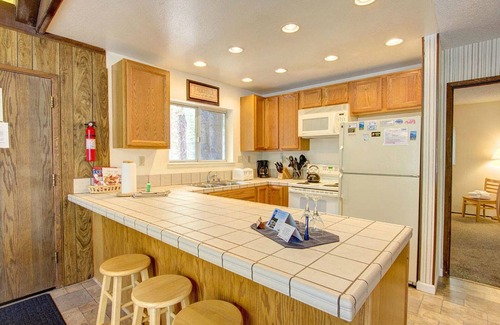 Pioneer Trail House | Hot Tub - Pool Table - Spacious Family Friendly Cabin