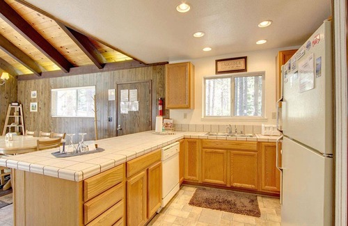 Pioneer Trail House | Hot Tub - Pool Table - Spacious Family Friendly Cabin