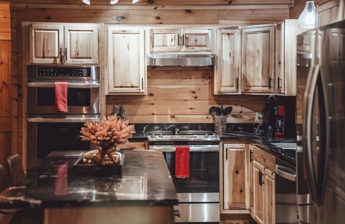 Carbon Hill Cabin | Hot Tub, Pool Table, & so much more! Sleeps 16