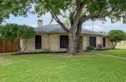 Lewisville House | Hot Tub Poolside Paradise in TX