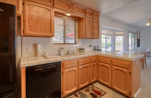 Mariposa House | Hot Tub, Privacy, Fire Pit, Pool Table, Ping Pong, Amazing Views!