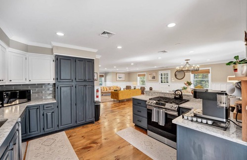 Stroudsburg Apartment | Hot Tub Retreat + Treehouse, Peloton & Bunks | Sleeps 13
