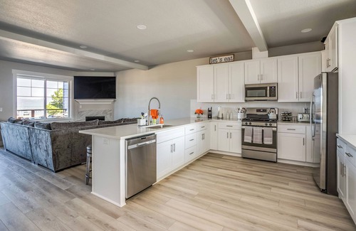 Hammond House | HOT TUB- River View - Watch Cargo Ships + Rec Room - Near Ocean & Fort Stevensn