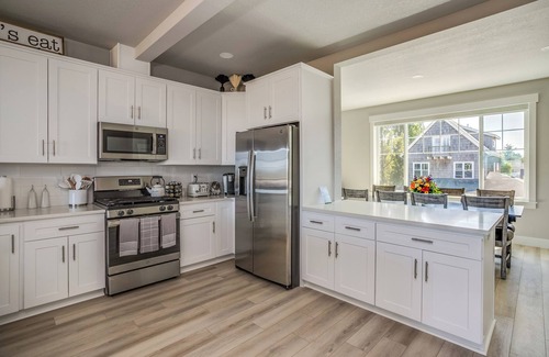 Hammond House | HOT TUB- River View - Watch Cargo Ships + Rec Room - Near Ocean & Fort Stevensn