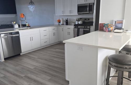 Hammond House | HOT TUB- River View - Watch Cargo Ships + Rec Room - Near Ocean & Fort Stevensn
