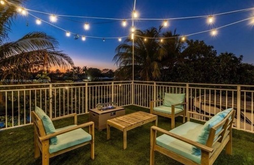 Fort Lauderdale House | Hot Tub! Roof Top! Firepit! Boat Dock!