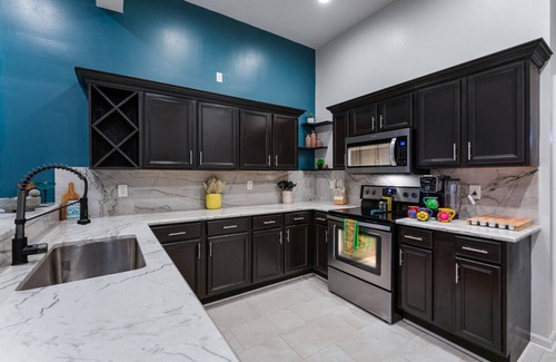Southtown House | Hot Tub~Sauna~Fire Pit~Putting green~Downtown
