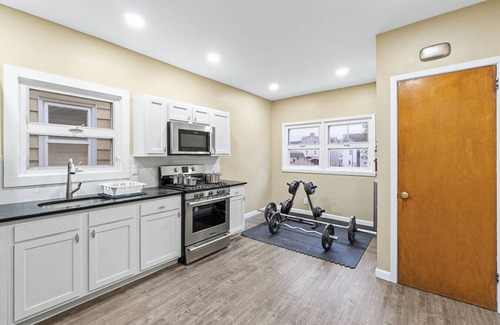Constable Hook House | Hot Tub | Sauna | Gaming | Outdoor Grilling | NYC | EWR | Sleeps 25