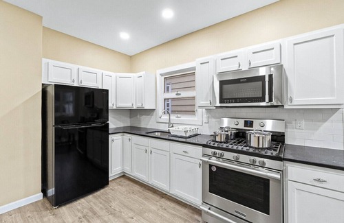 Constable Hook House | Hot Tub | Sauna | Gaming | Outdoor Grilling | NYC | EWR | Sleeps 25