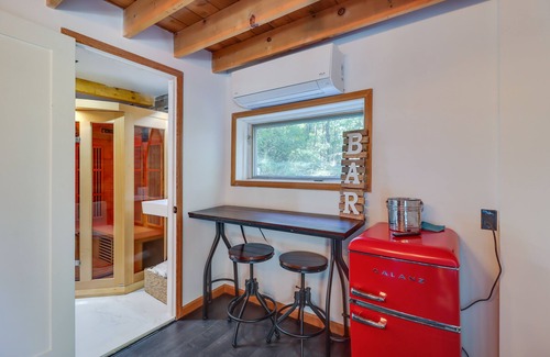 East Stroudsburg Cabin | Hot Tub & Sauna: Secluded Pocono Getaway!