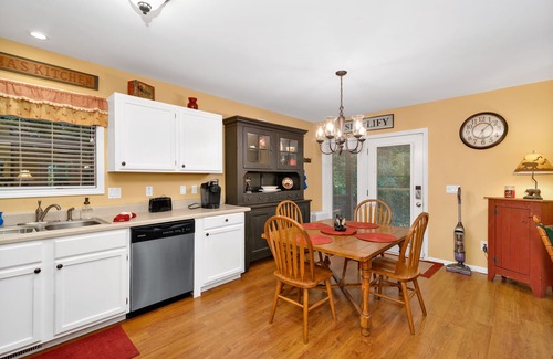 Maggie Valley House | Hot Tub - Screen Porch - Rockers - Fire Pit - Cozy - Clean - Fast Wi-Fi - 5 Star